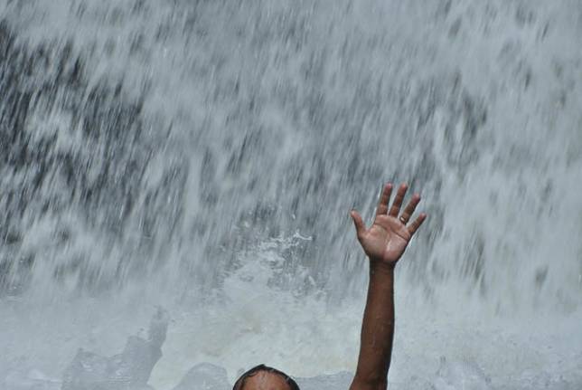 Um delicioso mergulho no Salto do Saci, na região de Antonina, litoral do Paraná